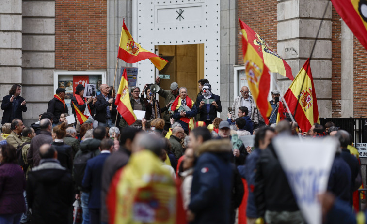 Concentración a favor y en contra de Pedro Sánchez en Ferraz