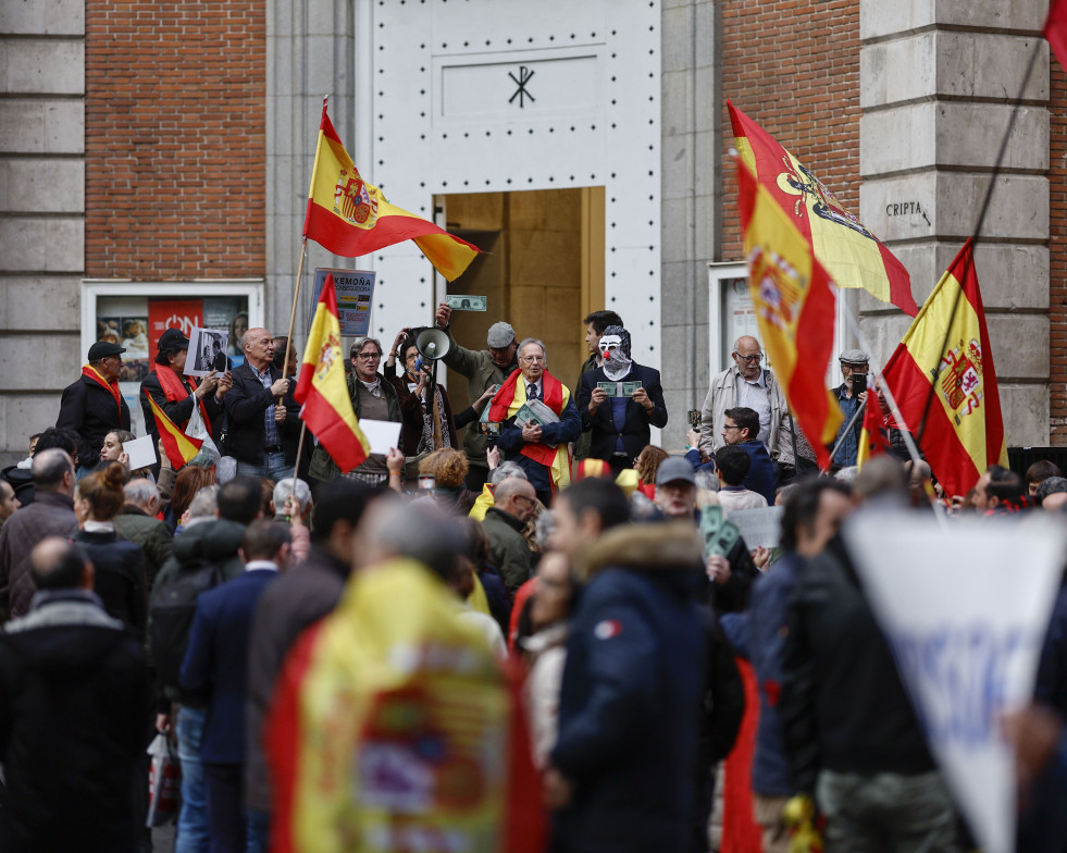 MADRID, 26/04/2024.- Decenas de personas se congregan en una marcha contra el presidente del Gobierno, Pedro Sánchez, frente a la sede del PSOE, en la calle Ferraz de Madrid, este viernes, jornada en