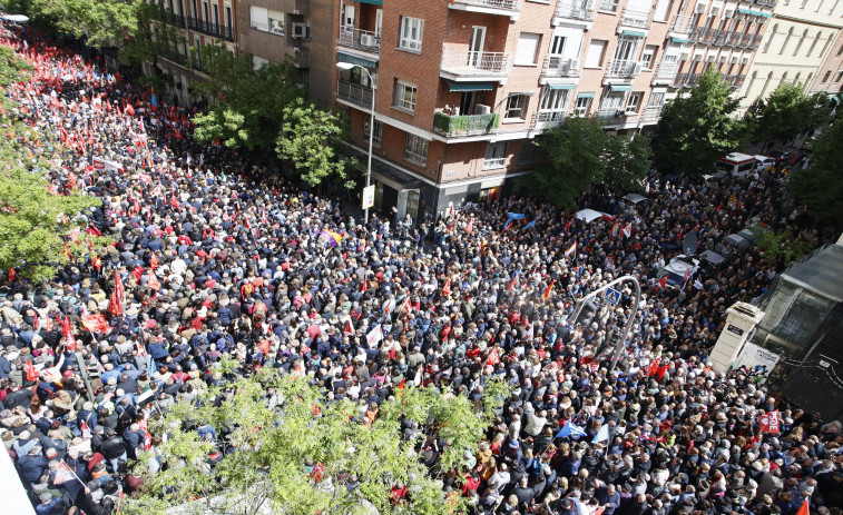 Miles de personas piden a Sánchez que se quede al ritmo de Quevedo