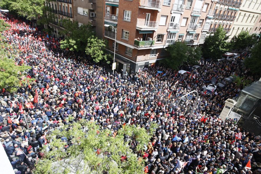 Miles de personas piden a Sánchez que se quede al ritmo de Quevedo