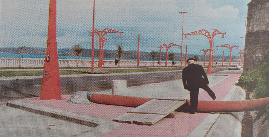 Hace 25 años | Un portero agredido con cadenas por dos motoristas en A Coruña y una tubería en medio y medio del Paseo Marítimo