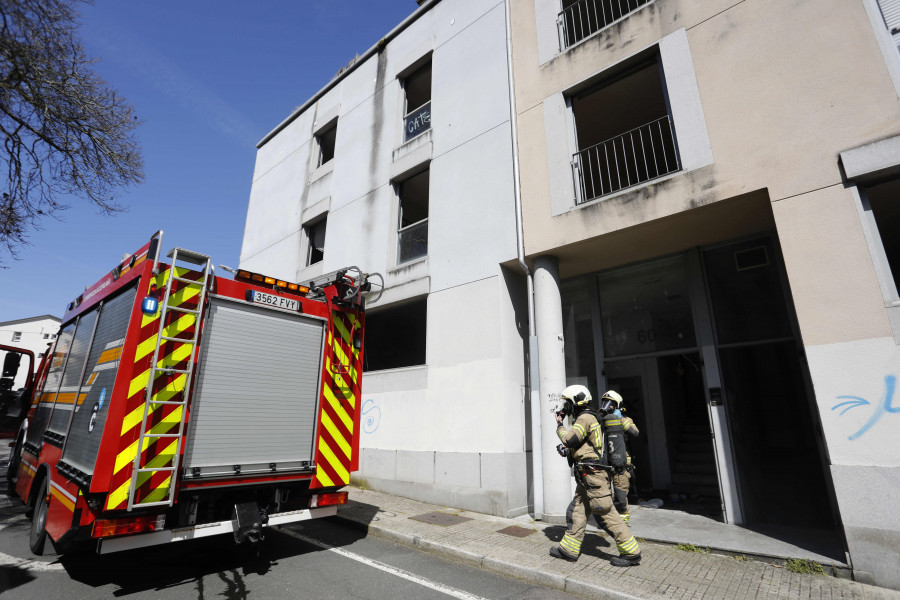 Los Bomberos de A Coruña rescatan a una menor en en un fuego en un edificio ruinoso