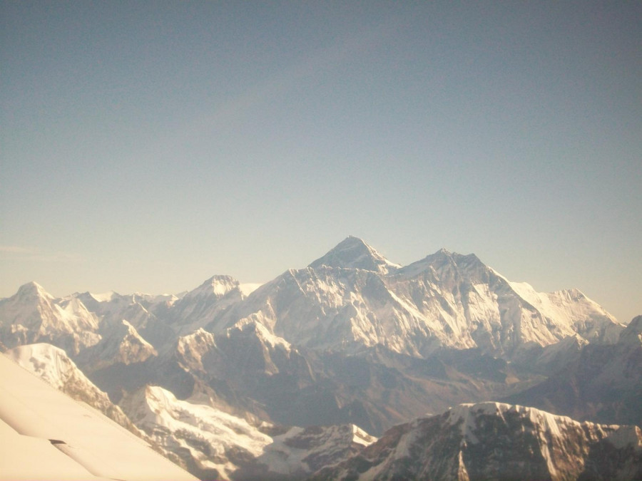 Nepal despliega una flota de drones para recoger basura del Everest