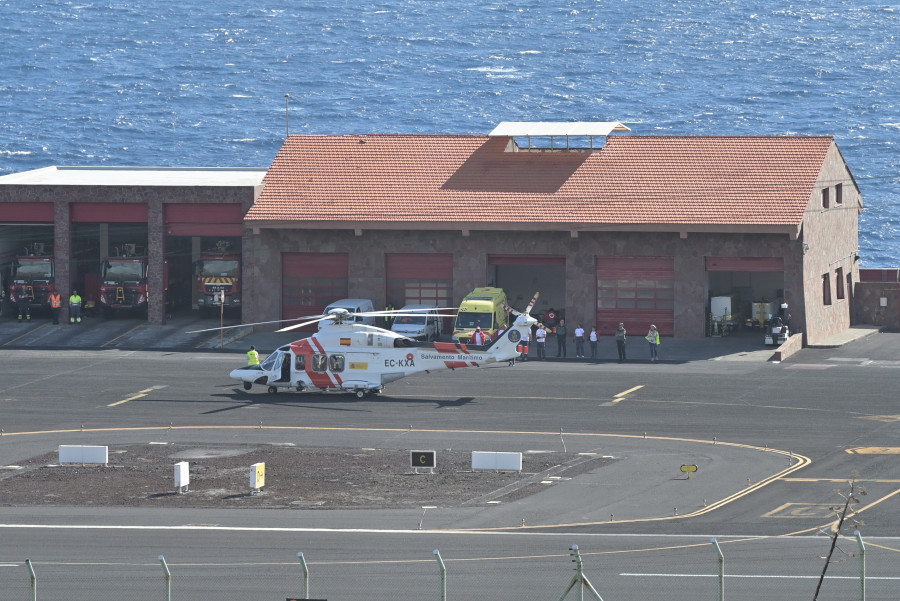 Rescatan a nueve migrantes de un cayuco hundido al sur de El Hierro