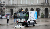 Lanzan artefactos incendiarios contra las naves de limpieza viaria en A Coruña