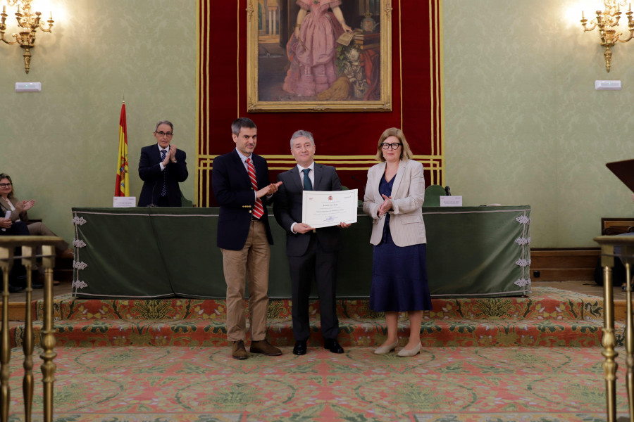 El rector de la Universidad, Ricardo Cao, recoge el Premio Nacional de Estadística