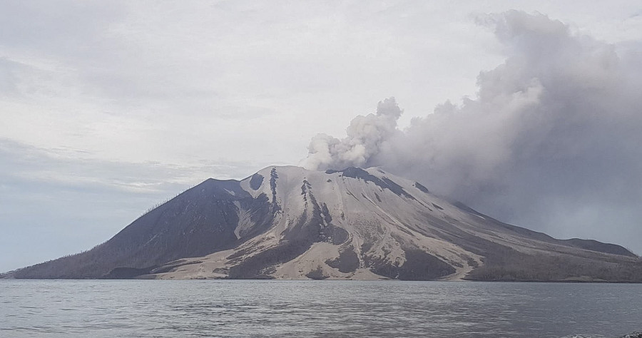 Más de 12.000 evacuados en Indonesia por el temor a un tsunami por la erupción del Ruang