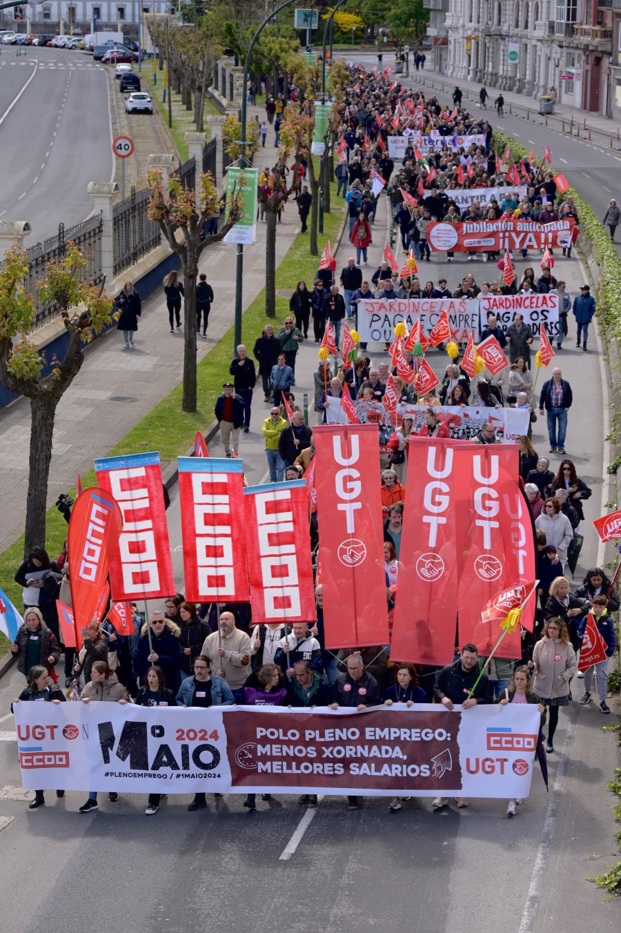 A Coruña se impone a la lluvia y marcha por el empleo en el Primero de Mayo