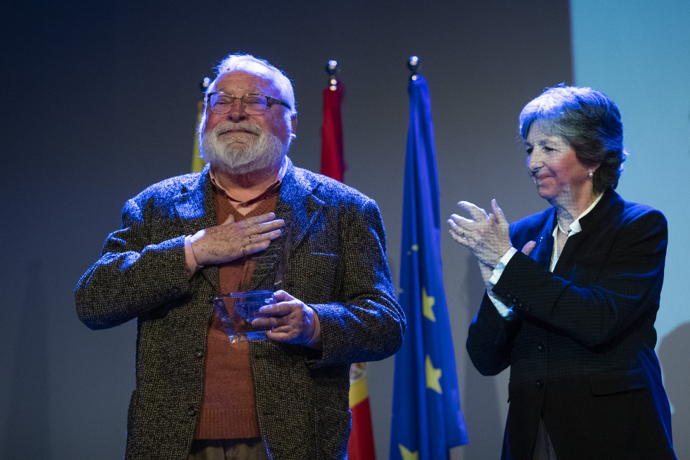 BARCELONA, 23/04/2024.- La presidenta de Societat Civil Catalana, Elda Mata (d), entrega al filósofo Fernando Savater (i) el II Premio Sant Jordi de la entidad este martes, en Barcelona. EFE/Marta P