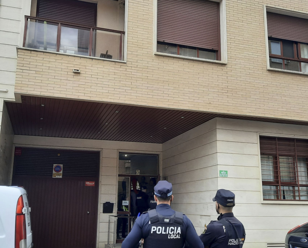 BADAJOZ (EXTREMADURA), 02/05/2024.- Efectivos policiales trabajan en una vivienda de la ciudad de Badajoz (Extremadura), ubicada en la calle América, tras la muerte de una mujer, de 59 años, a manos