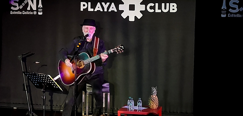 Pancho Varona hace piña con el público en el Playa Club de A Coruña