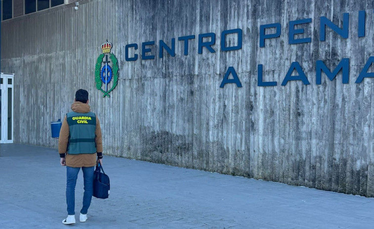 Un preso de A Lama se atrinchera y lanza a los funcionarios productos de limpieza y una barra metálica