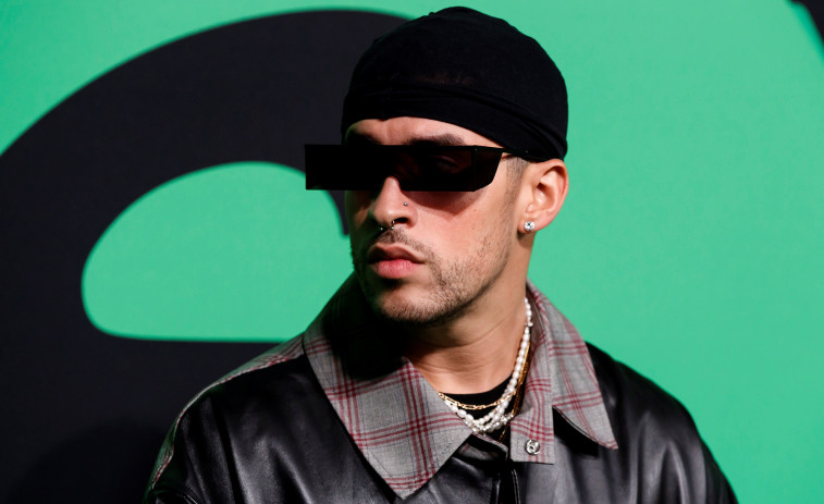 Bad Bunny cambia el micrófono por el bate