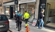 Un coche causa el pánico al estrellarse contra un local de uñas de la calle Betanzos