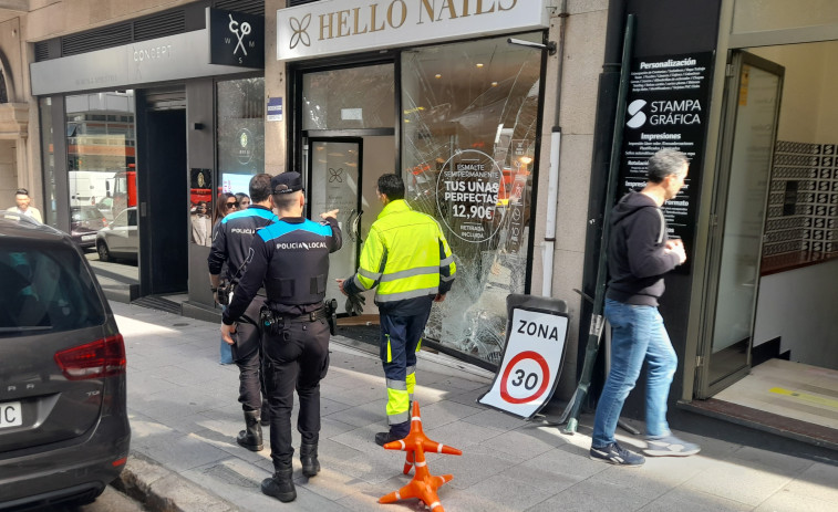 Un coche causa el pánico al estrellarse contra un local de uñas de la calle Betanzos