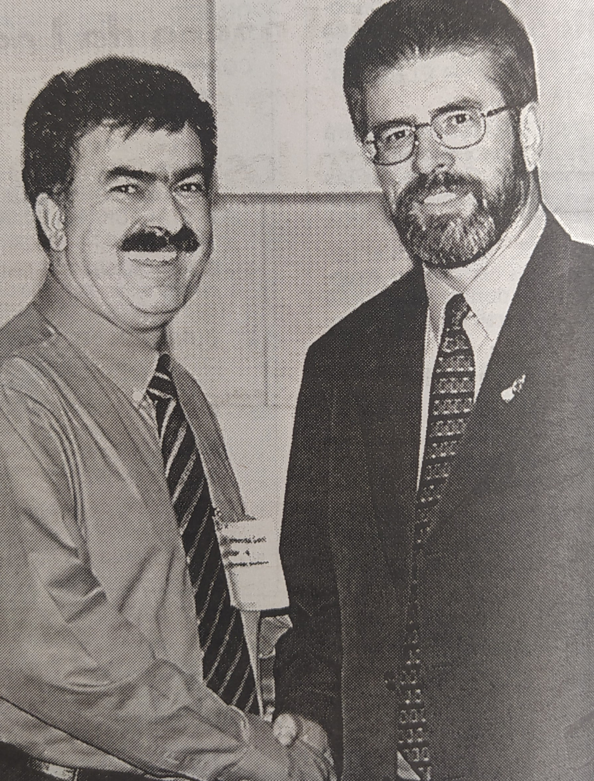 Henrique tello y gerry adams 1999