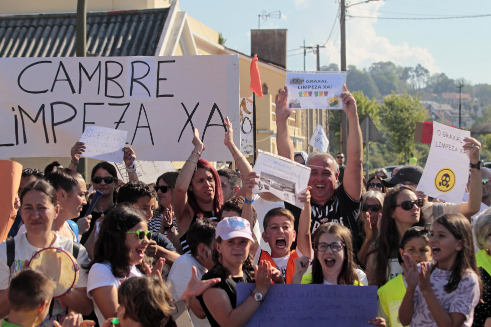 Familias de Cambre cortan el tráfico para exigir limpieza en los centros educativos Temple OGraxal (12)