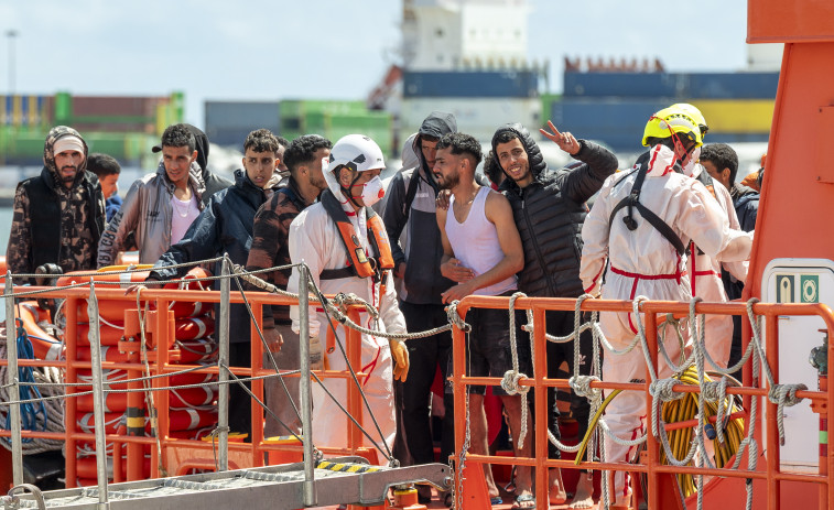 Una llamada a 93 kilómetros de Lanzarote permite rescatar a 129 personas, 7 de ellas niños