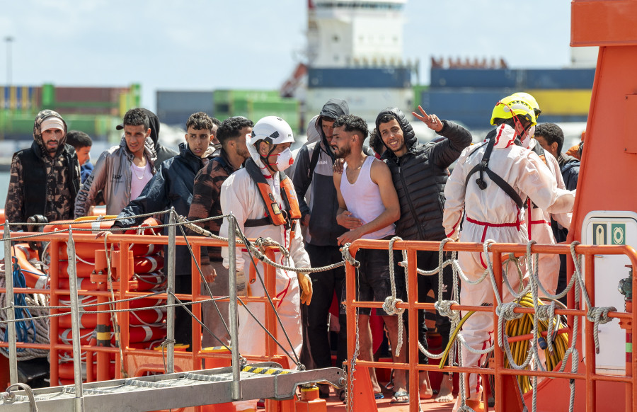 Una llamada a 93 kilómetros de Lanzarote permite rescatar a 129 personas, 7 de ellas niños