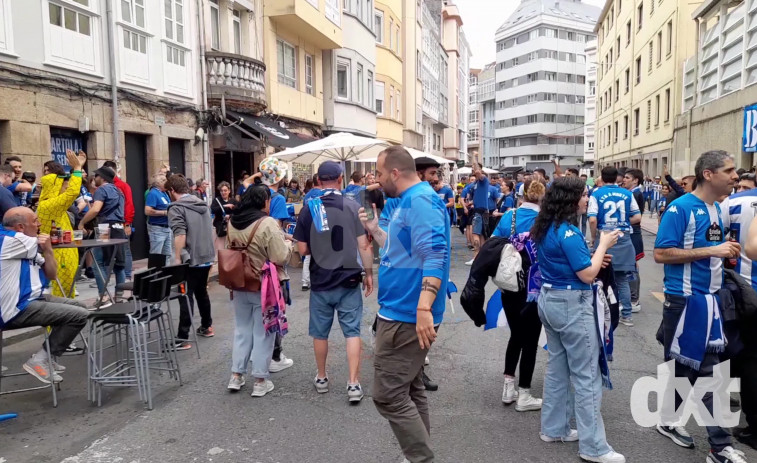 La calle San Juan de A Coruña se viste de blanquiazul