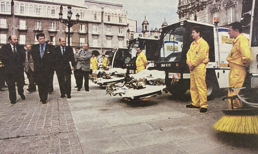 Hace 25 años | A Coruña moderniza su equipo de limpieza y la apertura de A Barcala, más cerca