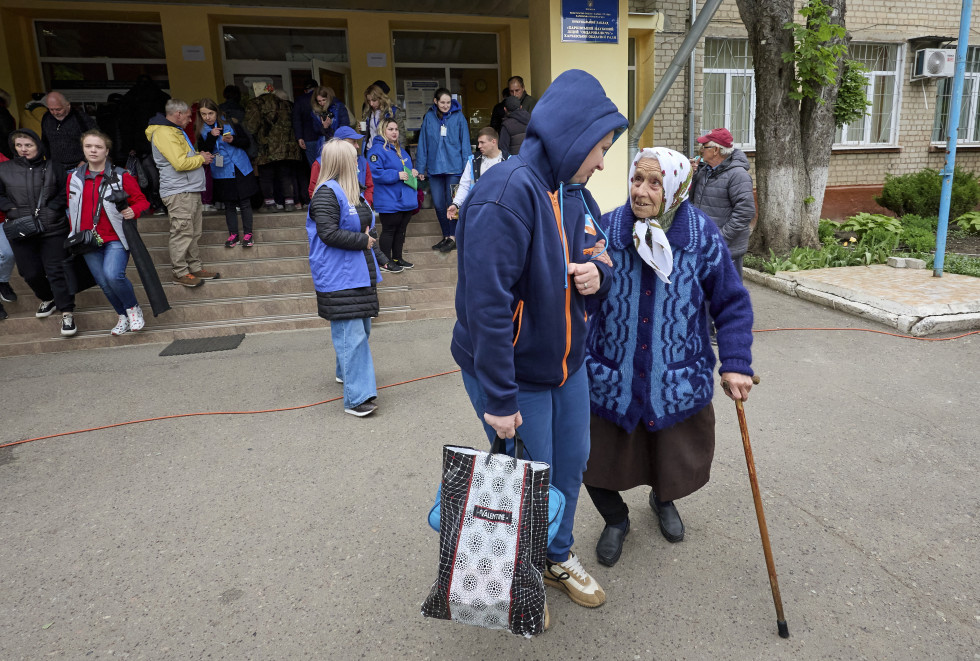 Kharkiv (Ukraine), 13/05/2024.- Volunteers help people at the evacuation center which receives people who were evacuated from territories close to the Russian border in Kharkiv, Ukraine, 13 May 2024 a