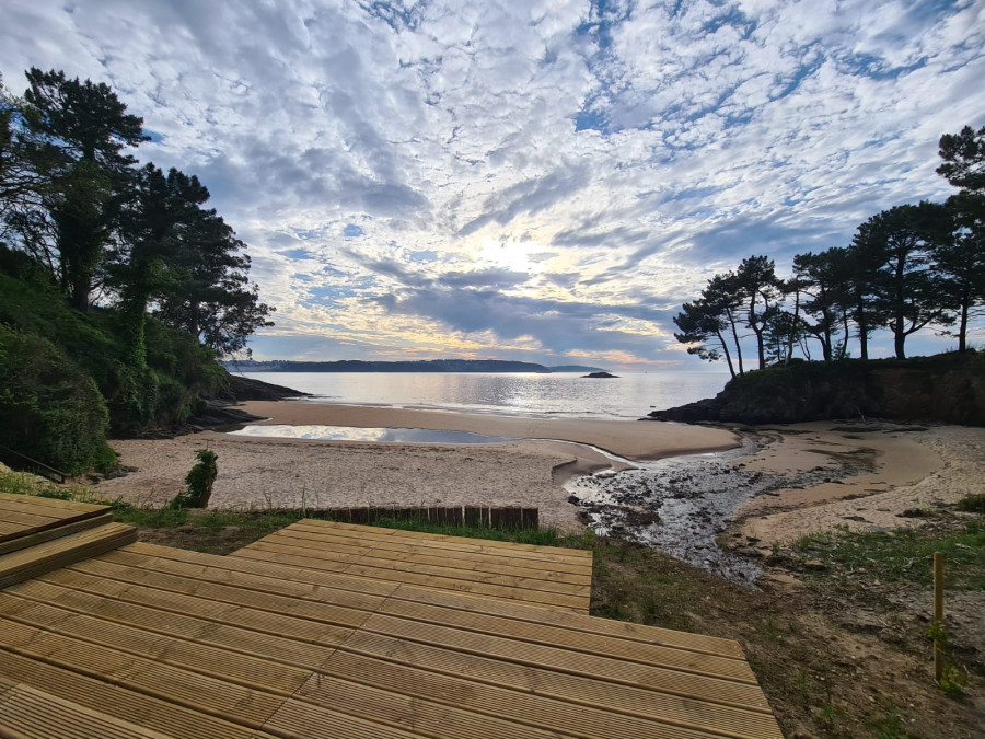 Miño instala una plataforma de madera y mejora los servicios en la cala de Marín