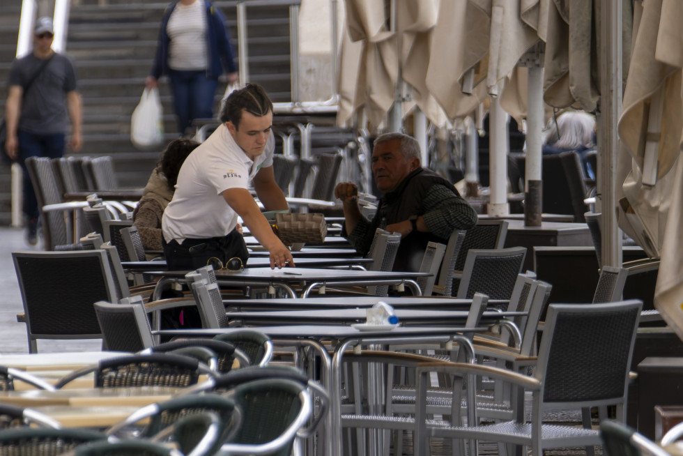 TERUEL, 06/05/2024.- Un camarero trabaja en la terraza de un local de restauración en Teruel, este lunes. El número de desempleados registrados en abril en Aragón en las oficinas del Servicio Públ