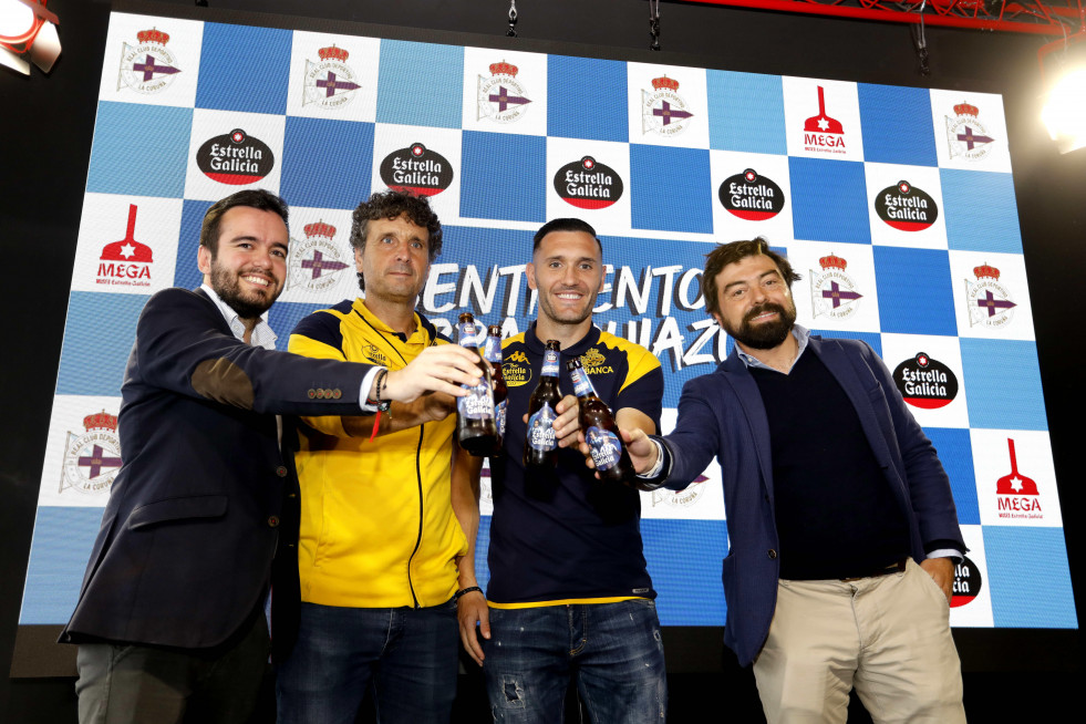 Los jugadores del  Depor visitaron las instalaciones de Estrella Galicia   (2)