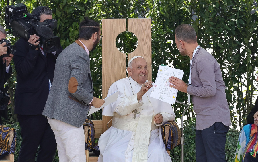 El Papa abraza a un israelí y a un palestino víctimas de la guerra de Gaza
