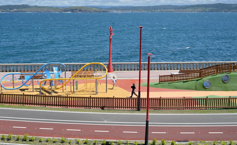 Los niños se adelantan a la apertura oficial del área infantil del Paseo Marítimo