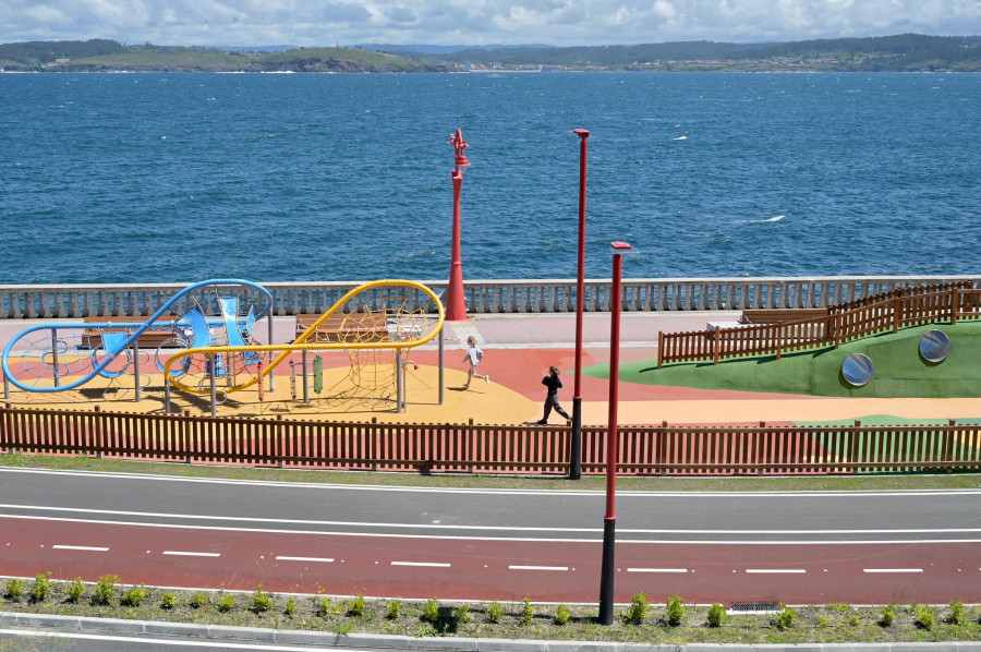 Los niños se adelantan a la apertura oficial del área infantil del Paseo Marítimo