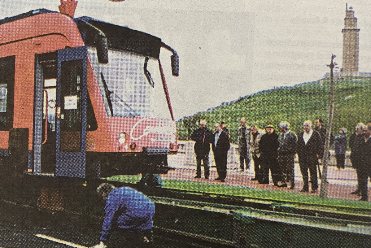 Los tecnicos cargan el Combino en un transporte especial 1999