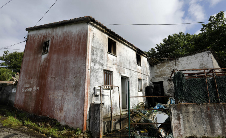 Desalojan varias viviendas en Eirís por el incendio de una casa abandonada