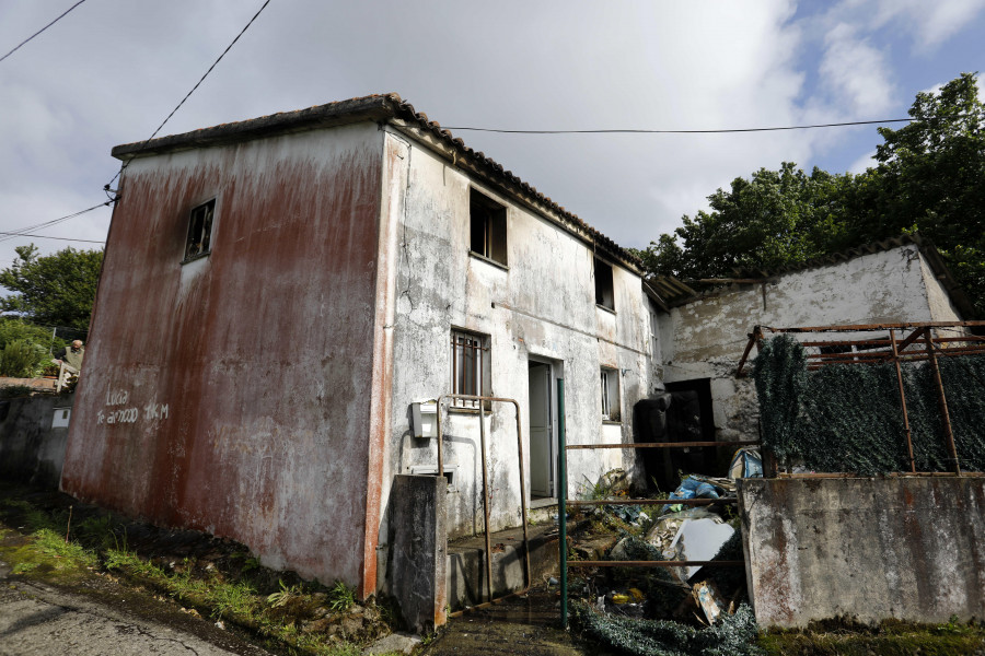 Desalojan varias viviendas en Eirís por el incendio de una casa abandonada