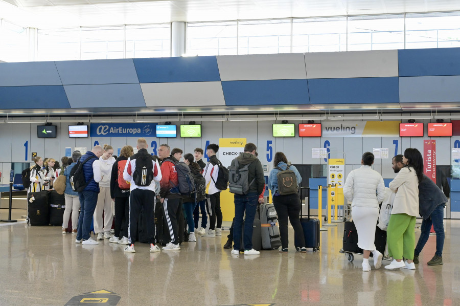 El aeropuerto de A Coruña logra de enero a junio su cuarta mejor cifra histórica de pasajeros