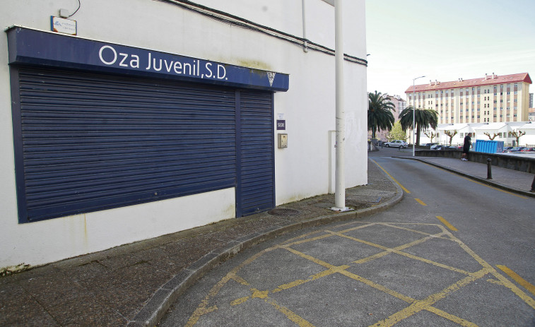 Las sillas de ruedas se ven condenadas a circular por la carretera en un barrio de A Coruña