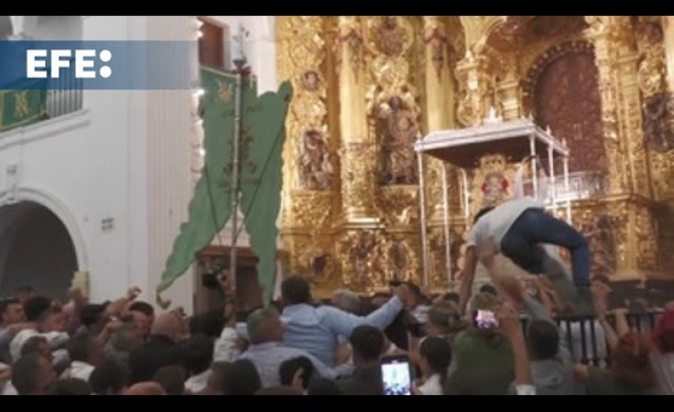 Las imágenes del tradicional salto de la reja en El Rocío