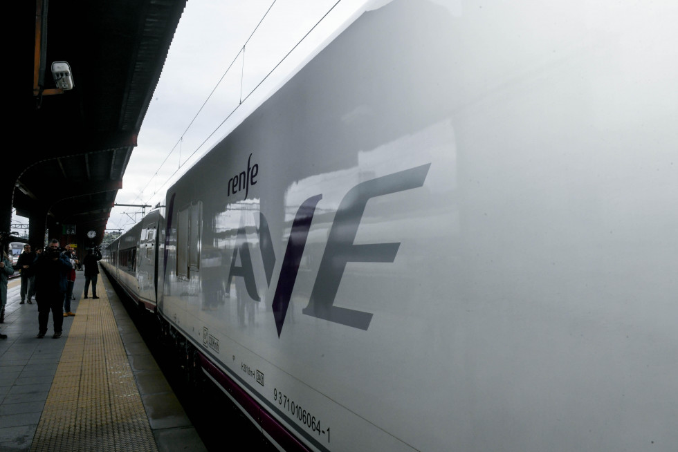 AVE en la estación de A Coruña @ Mónica Arcay