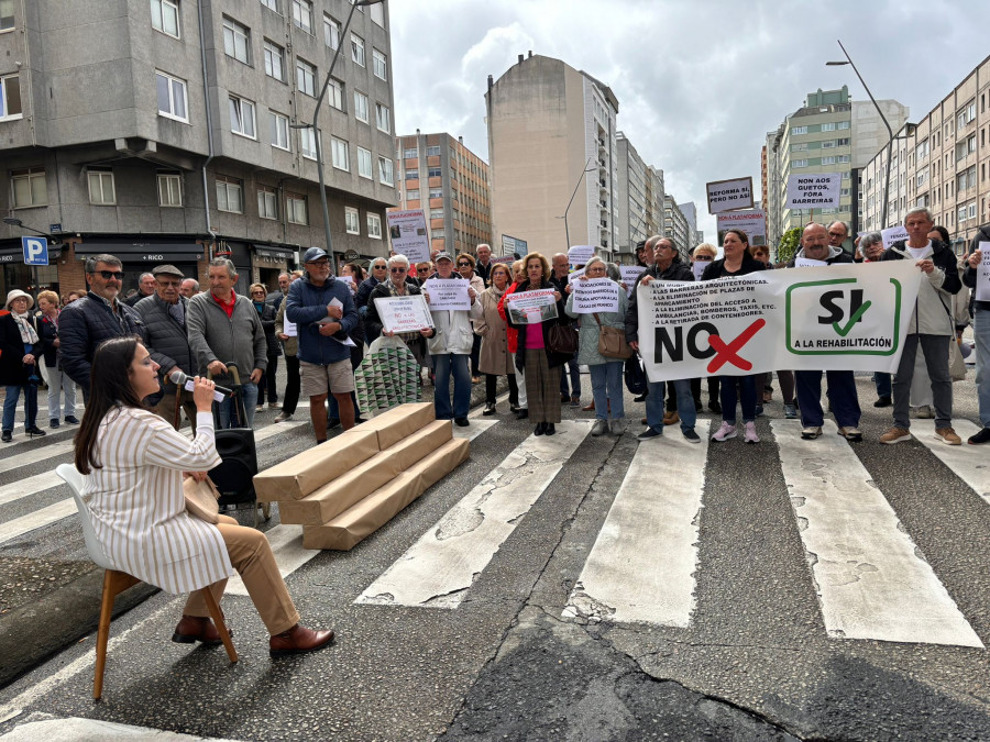 Los vecinos de las Casas de Franco de A Coruña alzan un muro en plena ronda de Outeiro