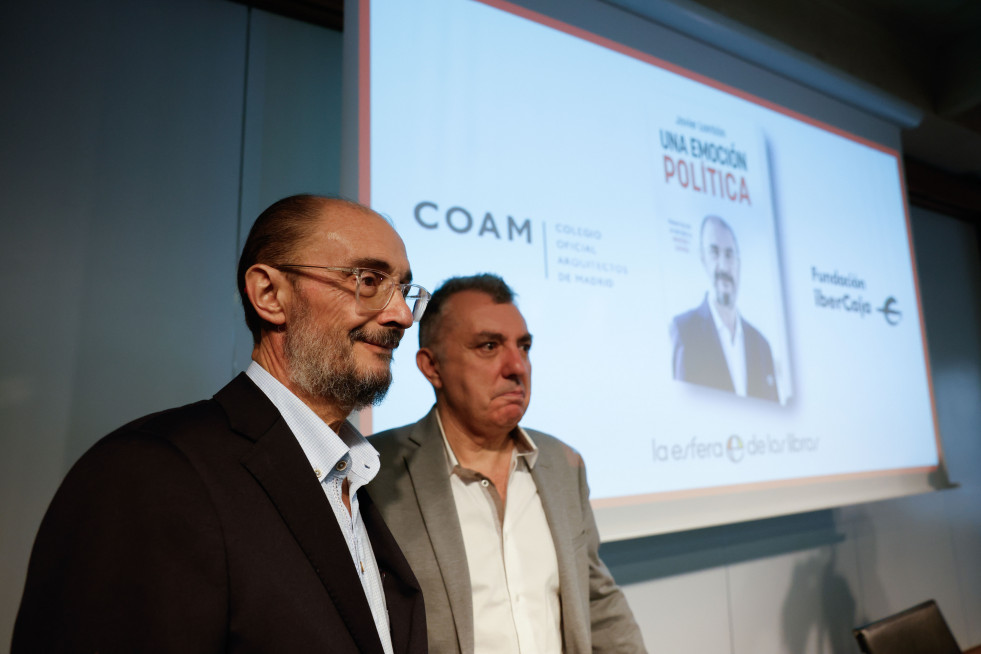 MADRID, 22/05/2024.- El expresidente de Aragón Javier Lambán (i), acompañado por el escritor Manuel Vilas (d), presenta su libro de memorias 'Una emoción política', este miércoles en Madrid.-EFE