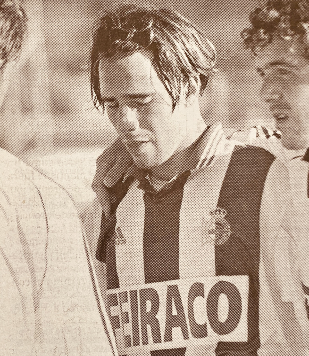 Carlos, del Fabril, llora tras el descenso del equipo a Tercera en 1999