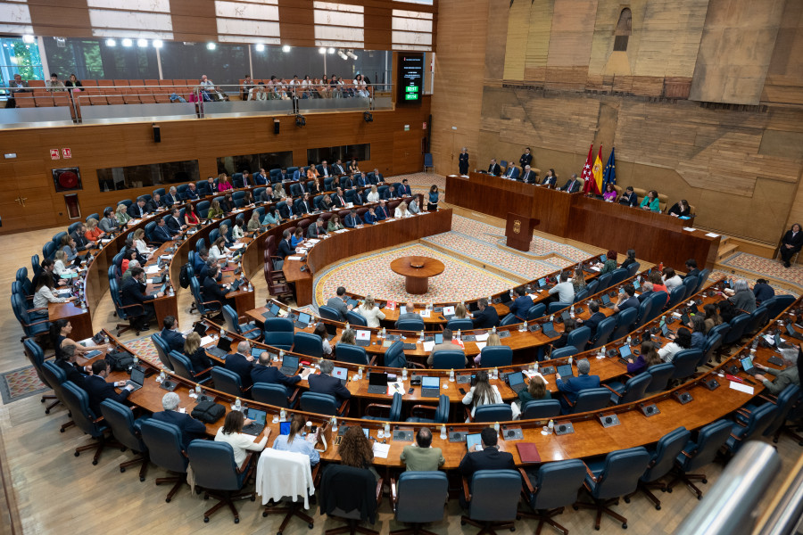 Un diputado de Más Madrid hace gestos de disparar durante una intervención de Ayuso