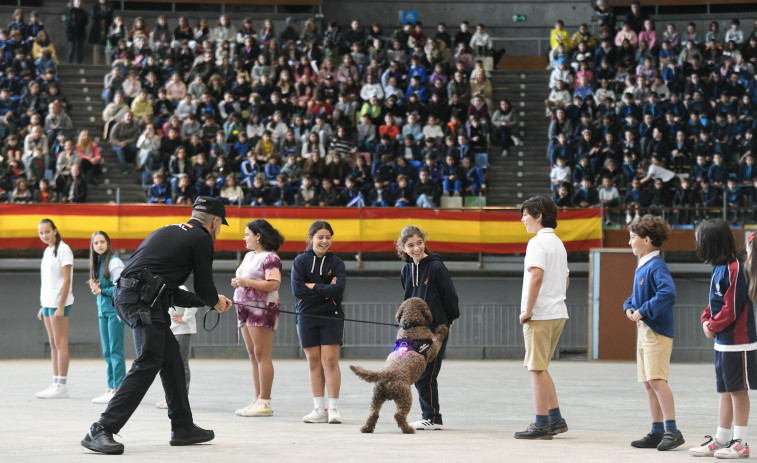 Exhibición de la Policía Nacional en el Coliseum