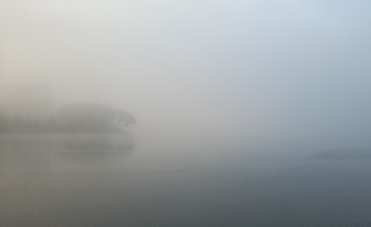 Obras, protestas y niebla causan un atasco en el puente de A Pasaxe de A Coruña