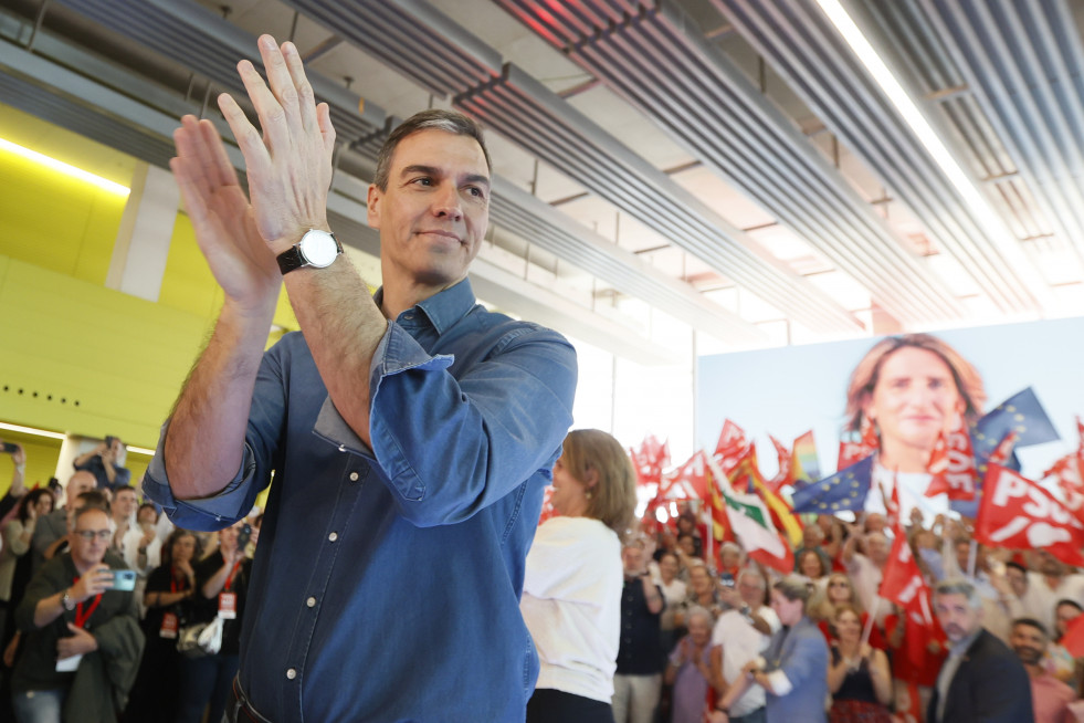 -FOTODELDÍA- SEVILLA, 25/05/2024.- El secretario general del PSOE y presidente del Gobierno, Pedro Sánchez, y la candidata socialista a las elecciones europeas, Teresa Ribera, intervienen en un acto