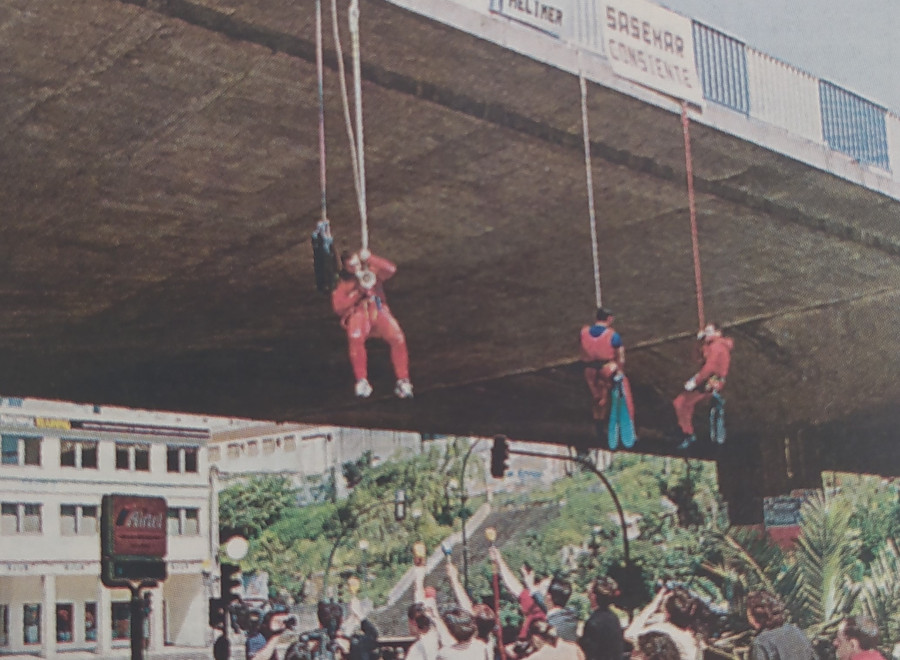 Hace 25 años | Colgados de Alfonso Molina para protestar y la reforma de la plaza de Lugo