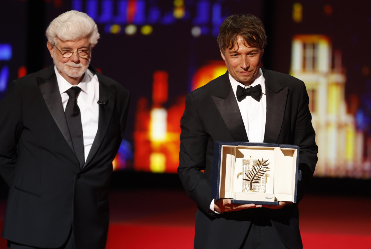 Cannes (France), 25/05/2024.- Sean Baker (R) receives the 'Palme D'Or' Award for 'Anora' from George Lucas (L) during the closing and awards ceremony of the 77th annual Cannes Film Festival, in Cannes, France, 25 May 2024. The film festival runs from 14 to 25 May 2024. (Cine, Francia) EFE/EPA/SEBASTIEN NOGIER