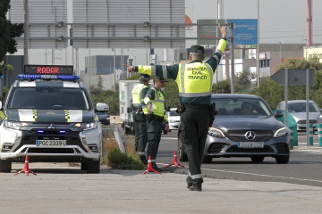 GRAFCVA9885. MASSANASSA (VALENCIA), 15/04/2024.- Una patrulla de la Guardia Civil de Tráfico realiza un control de velocidad en la autovía V-31 durante la presentación realizada este lunes de la Ca