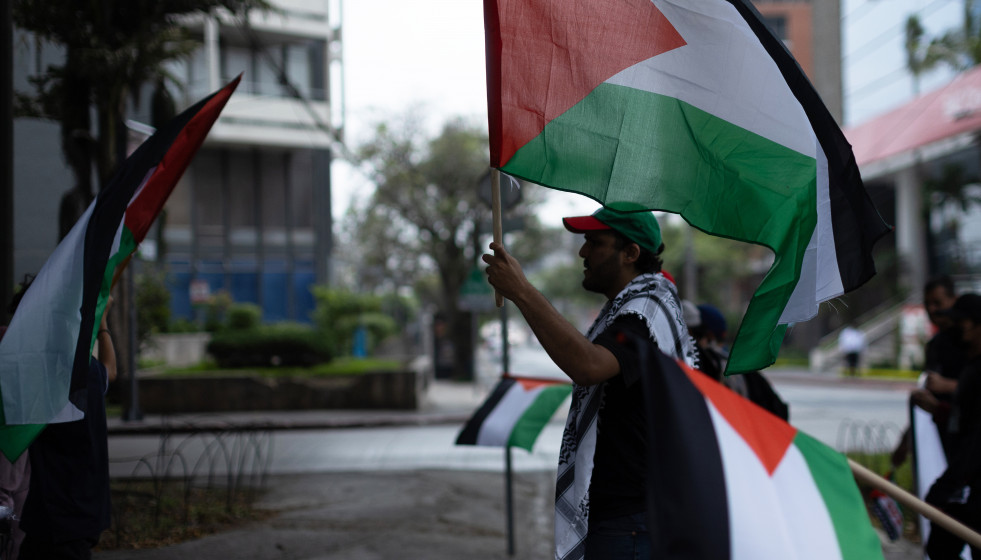 AME9249. CIUDAD DE GUATEMALA (GUATEMALA), 26/05/2024.- Un hombre sostiene una bandera de Palestina durante una manifestación para pedir el cese del genocidio en Palestina y exigir al Gobierno de Guat